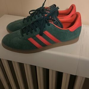 Adidas gazelle worn once collegiate green preloved red